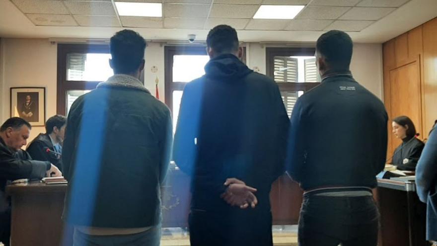 Los tres condenados por el atraco a una finca de Alcúdia, ayer, durante el juicio.
