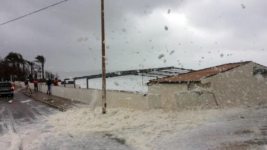 El temporal cubre de espuma la Caleta de Xàbia