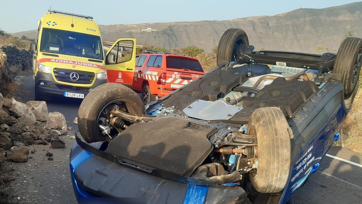 Efectivos de Bomberos durante una de las intervenciones en Tenerife.