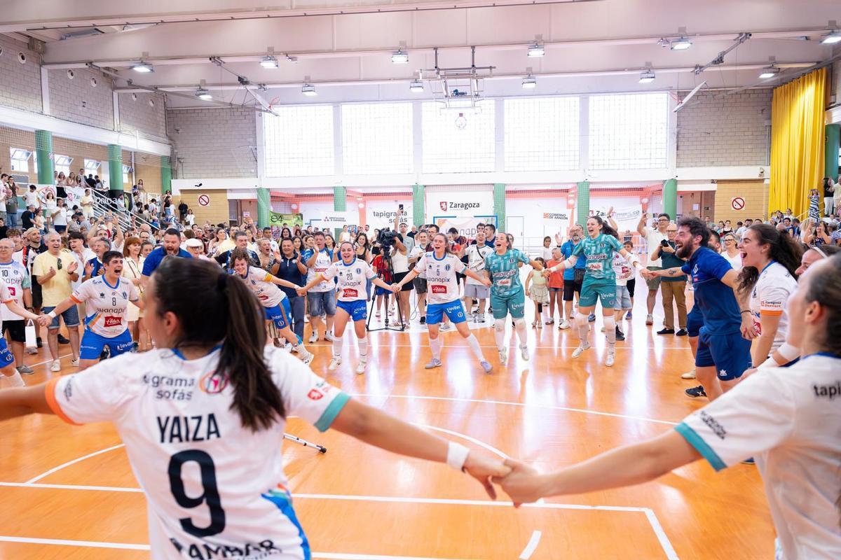 Las jugadoras y el cuerpo técnico del Wanapix celebran la victoria en La Granja.