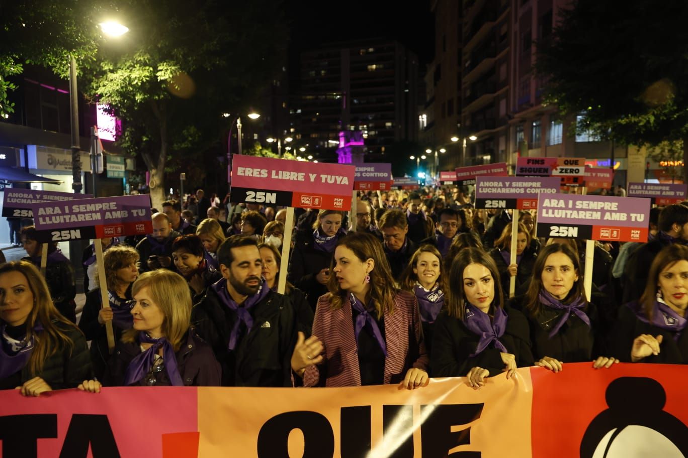 València se tiñe de morado en la lucha contra la violencia machista