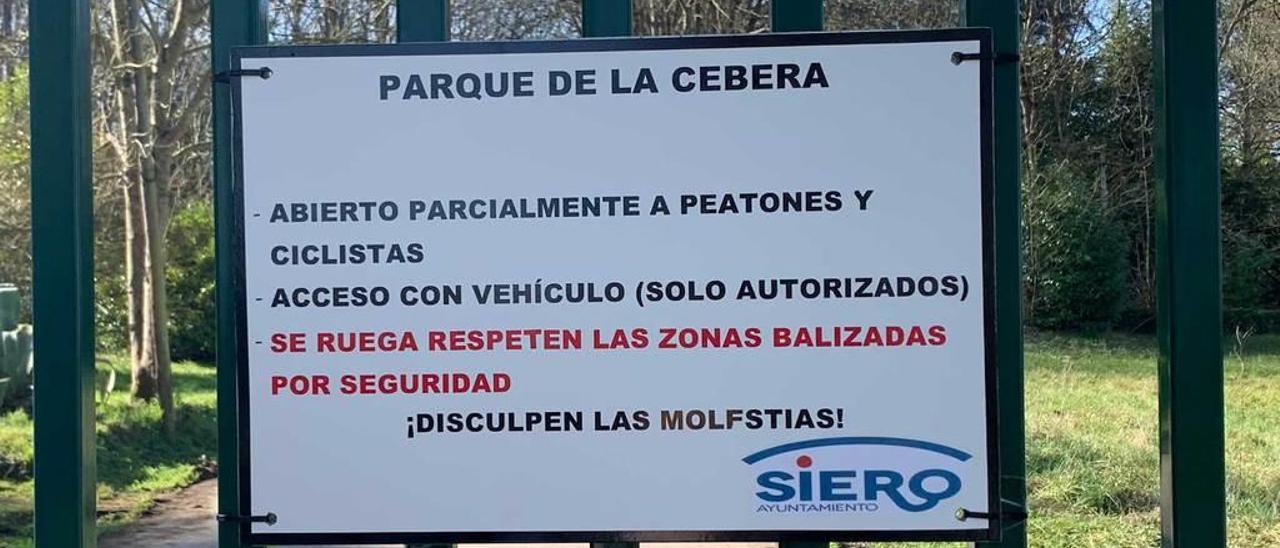 Cartel que anuncia la apertura parcial y la prohibición a los vehículos.