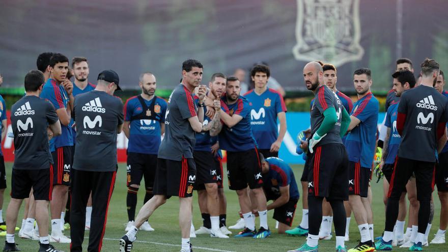 La selecció espanyola de Fernando Hierro s&#039;estrena avui contra Portugal.