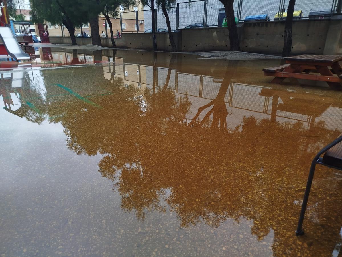 Una zona de recreo del colegio El Palmeral, encharcada este miércoles