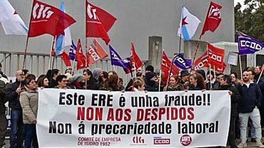 Protesta de trabajadores de Isidro 1952 en la planta de sushi de Cambre.