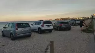 Los coches esquivan la barrera del Primer Muntanyar de Xàbia y se meten en la playa del Benissero