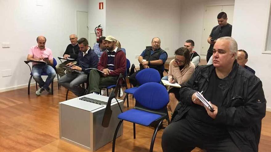 Representantes de los chiringuitos de San Mateo, ayer durante la reunión en el Ayuntamiento.