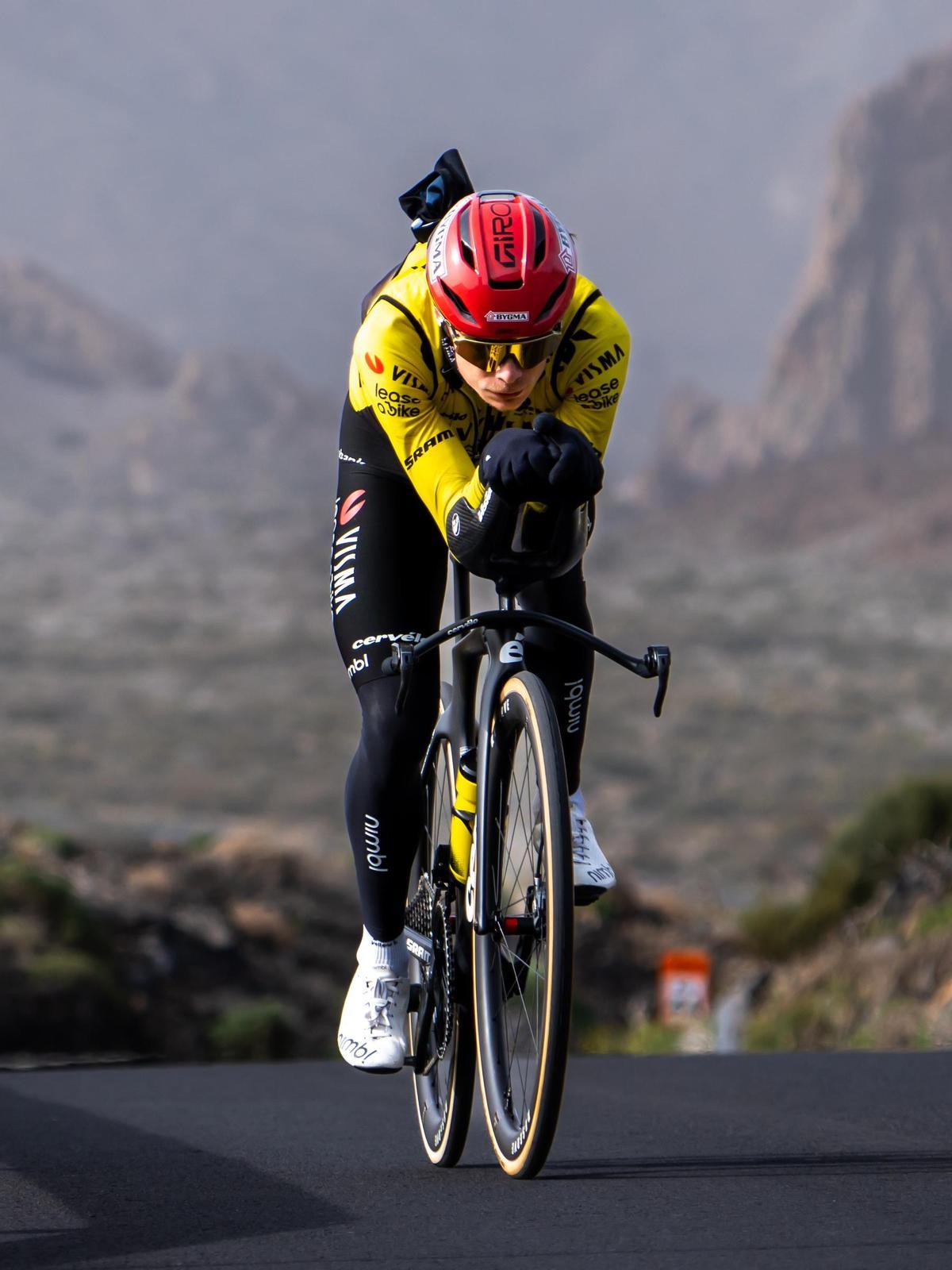 Jonas Vingegaard, durante uno de sus entrenos en Tenerife con la bicicleta de crono.