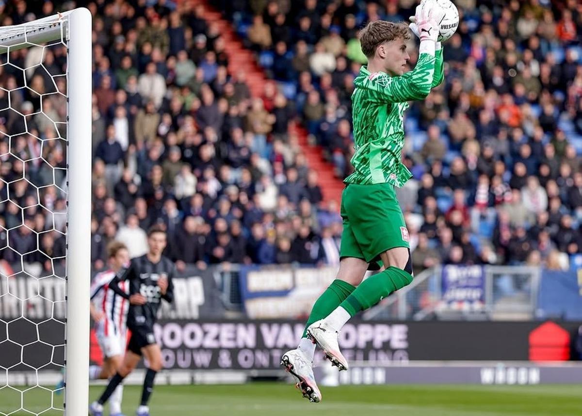 El nuevo portero zaragocista intenta despejar un balón por alto en el MVV Maastricht
