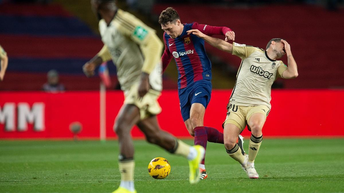 Christensen golpea a un rival al proteger el balón.