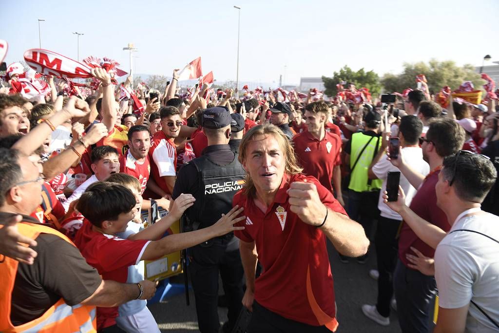 Recibimiento de la afición al Real Murcia antes del partido ante el Nástic