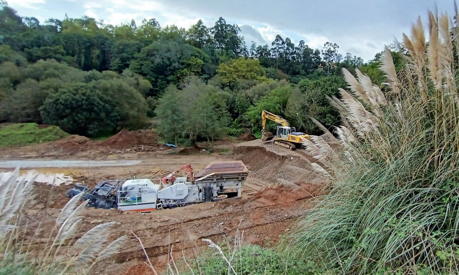   Maquinaria en la explanación al borde del río. //  I. R.