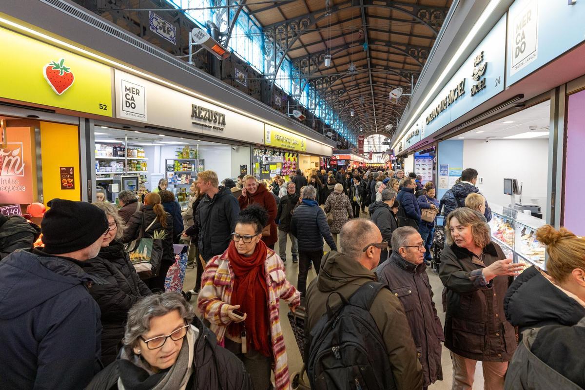 En imágenes | Llenazo en el Mercado Central para las últimas compras antes de Navidad