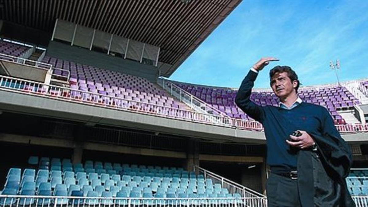 Camp Nou Relevó al viejo recinto de Les CortsGUILLERMO AMOR HA VISTO CÓMO SE HAN AÑADIDO GRADAS PARA GANARPÚBLICO Y SE HA ELIMINADO EL FOSO POR EL QUE SALÍA A RECOGER PELOTAS