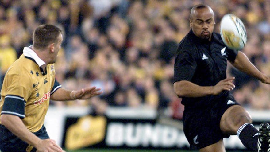 Jonah Lomu (d) ante Chris Latham, en un partido entre los grandes rivales: los &#039;All Blacks&#039; y Australia.