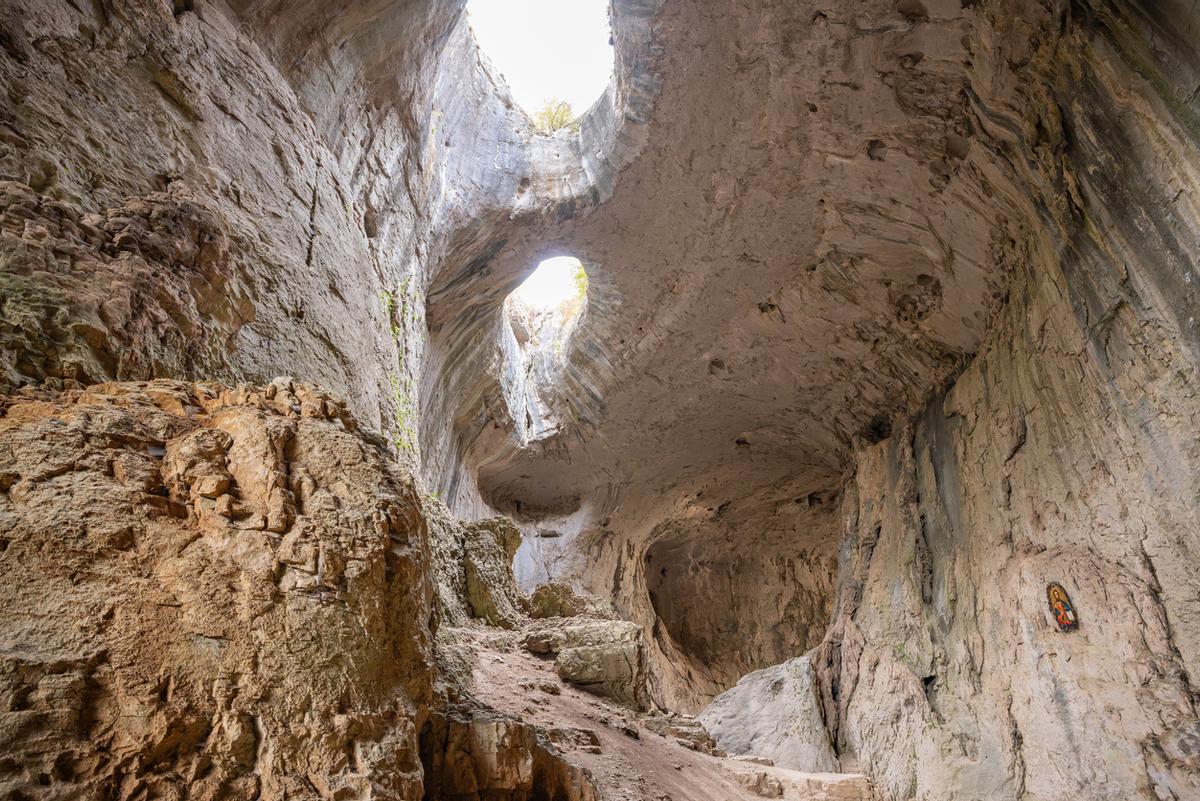 La Cueva Prohodna, también conocida como la Cueva de los Ojos de Dios