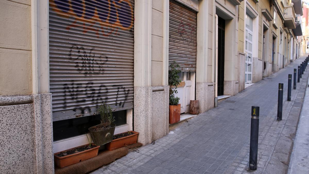 La persiana de un comercio de la calle de França, paralela al túnel de la Rovira, en Barcelona