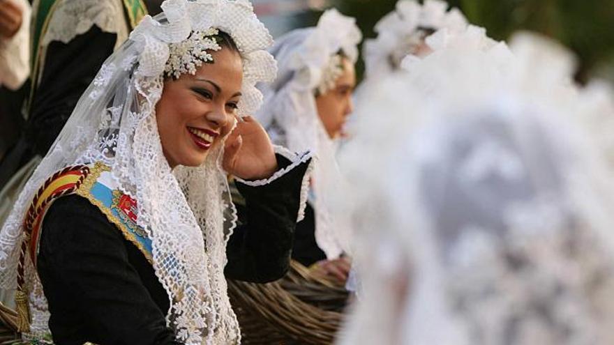 Marian Guijarro bromea con sus damas durante uno de los descansos entre los actos en los que tuvo que estar presente ayer, como el desfile de entrega de premios, la mascletà o la Ofrenda.