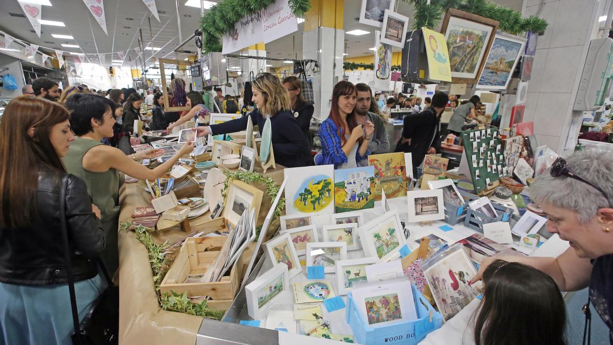 Asistentes al Mercado da Arte en una edición anterior a la pandemia.