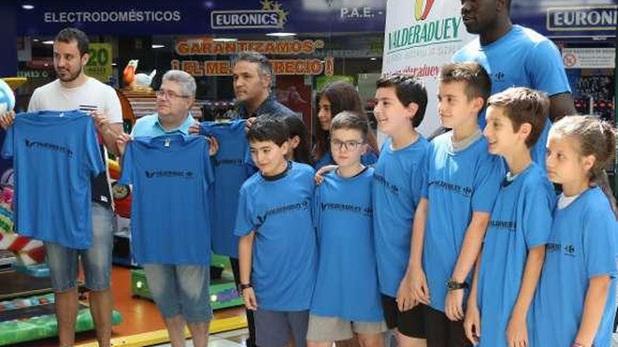 Varios participantes clausuran &quot;Basket en la Escuela&quot;.