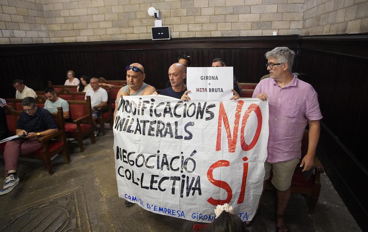 Una protesta dels treballadors de Girona+Neta en un ple municipal.