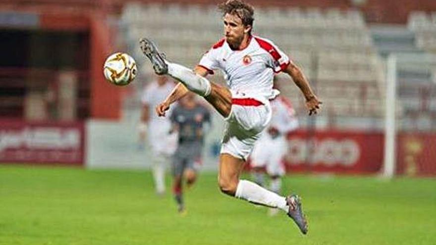 Marc Muniesa talla una pilota durant un partit d&#039;aquesta temporada amb l&#039;Al-Arabi.