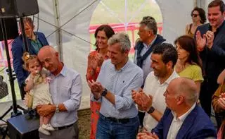 Una impresionante multitud arropa a Gonzalo Durán que cumple 30 años como alcalde de Vilanova de Arousa