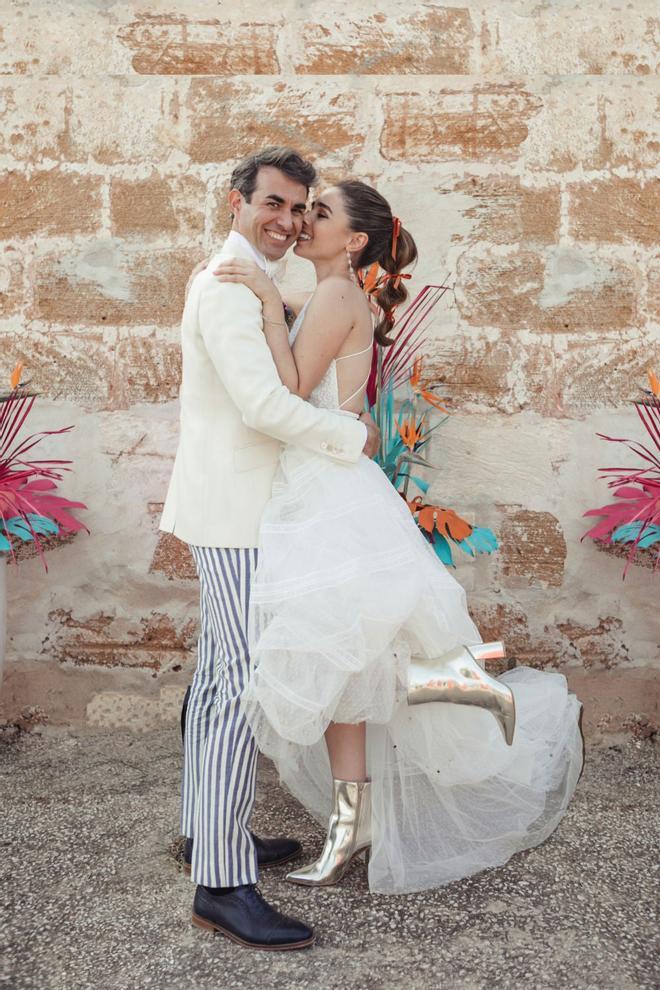 Los originales looks de los novios Candela Serrat y Dani Muriel