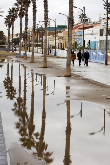 Destrozos en la playa de la Patacona