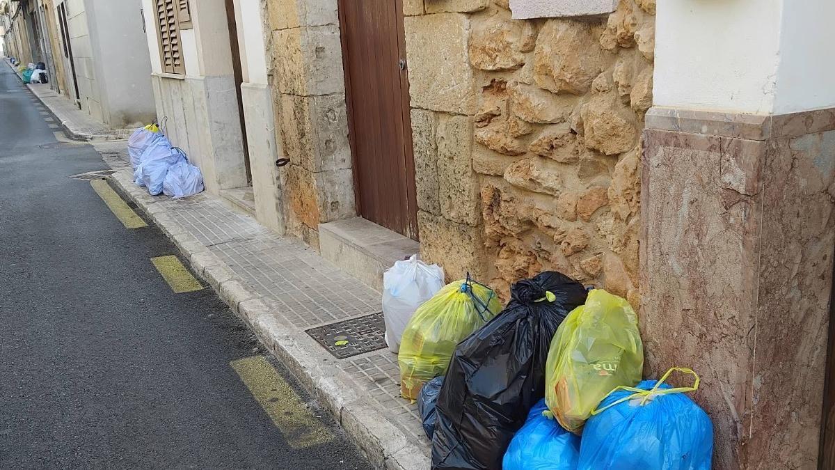 Las quejas vecinales por la acumulación de basuras en las calles se suceden en los últimos días