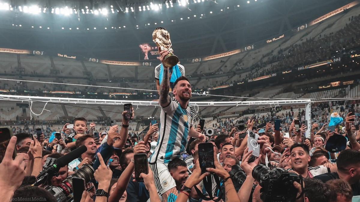 Leo Messi, a lomos del Kun Agüero, celebra el título de campeón del mundo con Argentina
