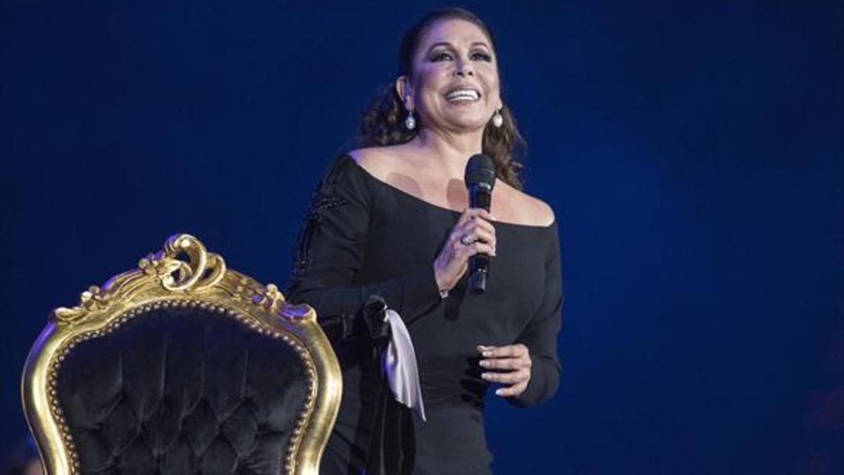 Isabel Pantoja, durante la actuación de anoche en el Palau Sant Jordi, de Barcelona.