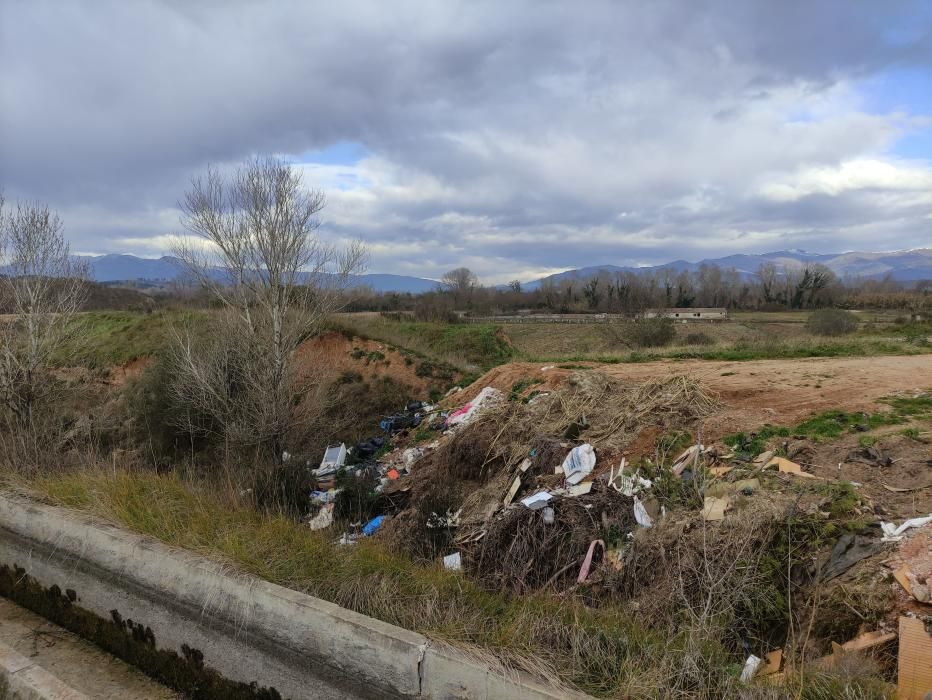 El confinament perimetral redescobreix l'incivisme en els camins