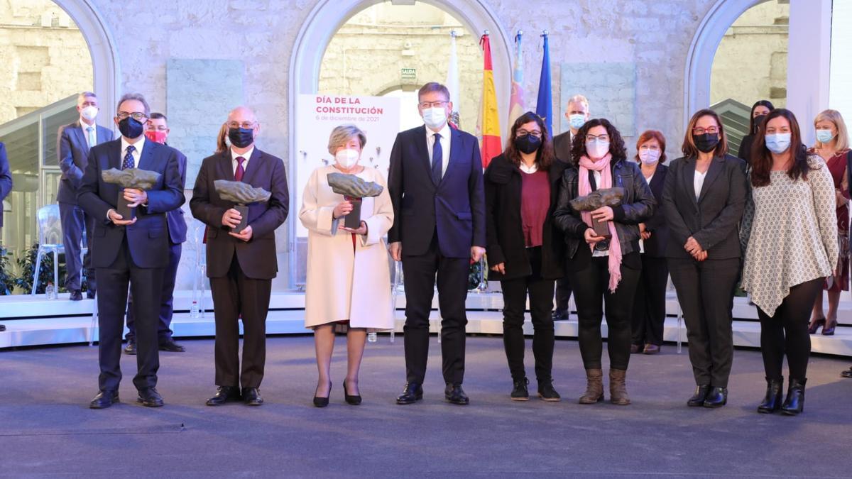 El president Puig posa junto con los galardonados de este año