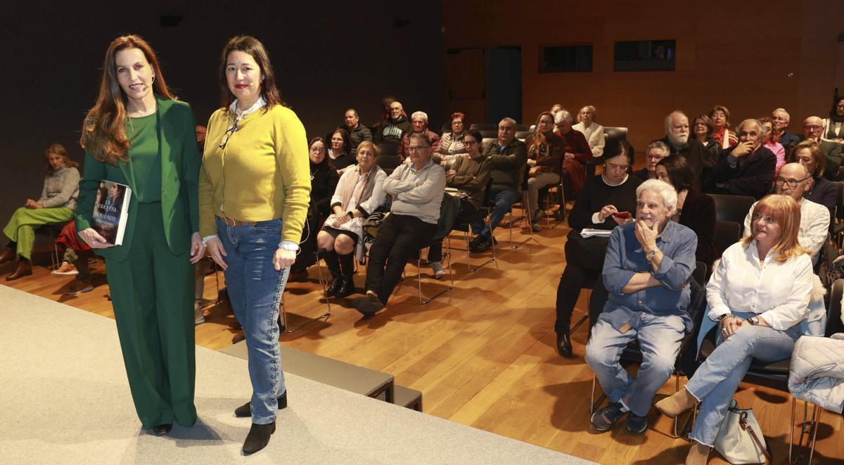 María José Rubio e Iria Carregal ayer en Club FARO. | JOSÉ LORES