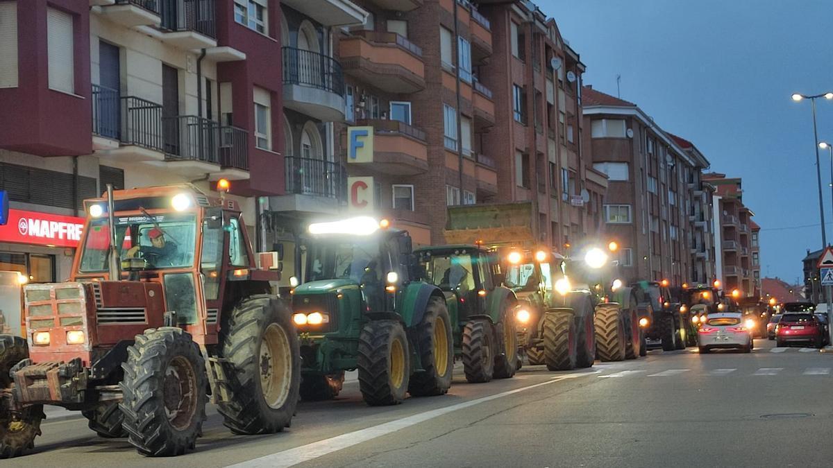 Más de 120 tractores toman las calles de Benavente