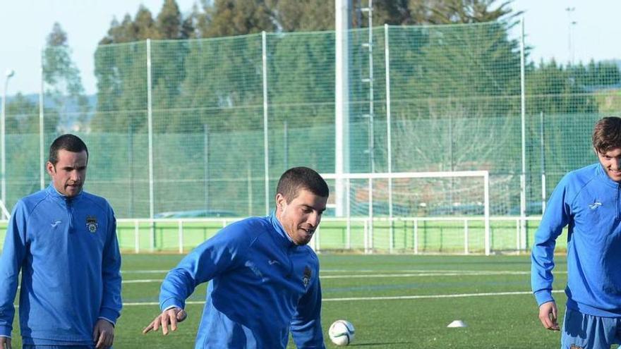 Adrián Gómez, durante un rondo en un entrenamiento del Pontevedra. // Rafa Vázquez