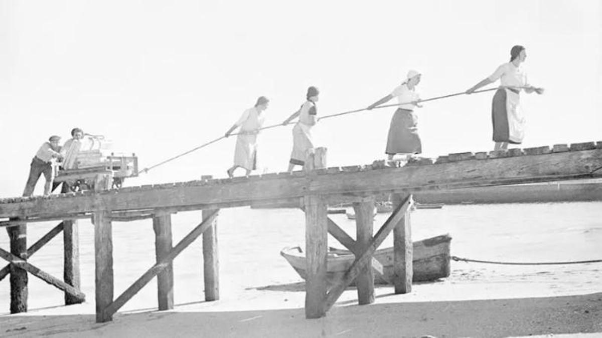 Una de las imágenes de la serie "Mariñeiros", tomada en el antiguo muelle de Massó en Bueu entre 1935 y 1936.