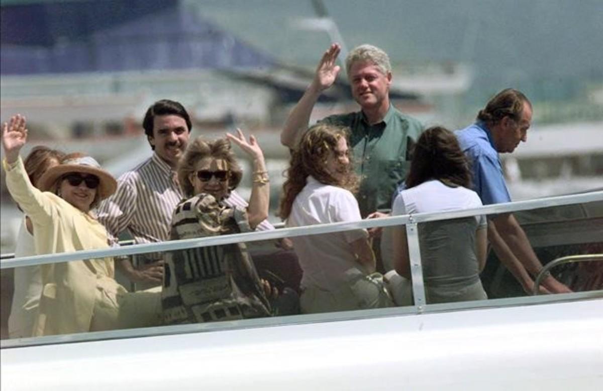 El matrimonio Clinton, los Aznar y los reyes Juan Carlos y Sofía, a bordo del Fortuna, en julio de 1997.