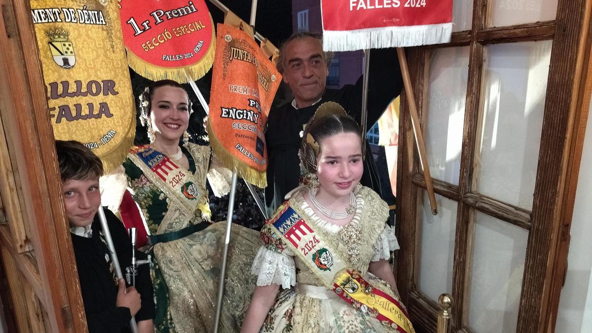 Las falleras y los presidentes de Centro han salido al balcón para compartir el premio con su comisión