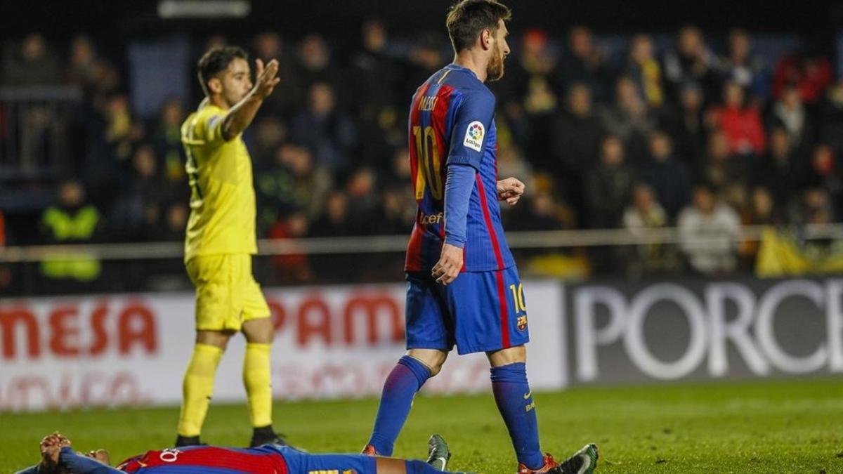 Messi lamenta una ocasión fallada por Neymar en el estadio de la Cerámica de Vila-real.