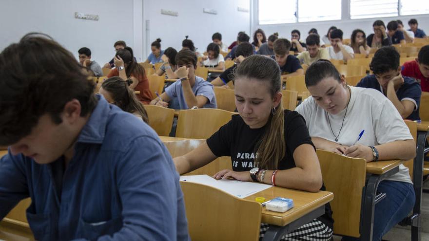 Alumnos realizan un examen.