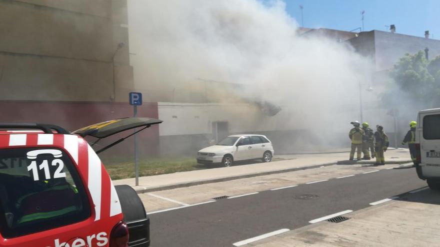 Desalojan un colegio por el incendio de una vivienda en Natzaret