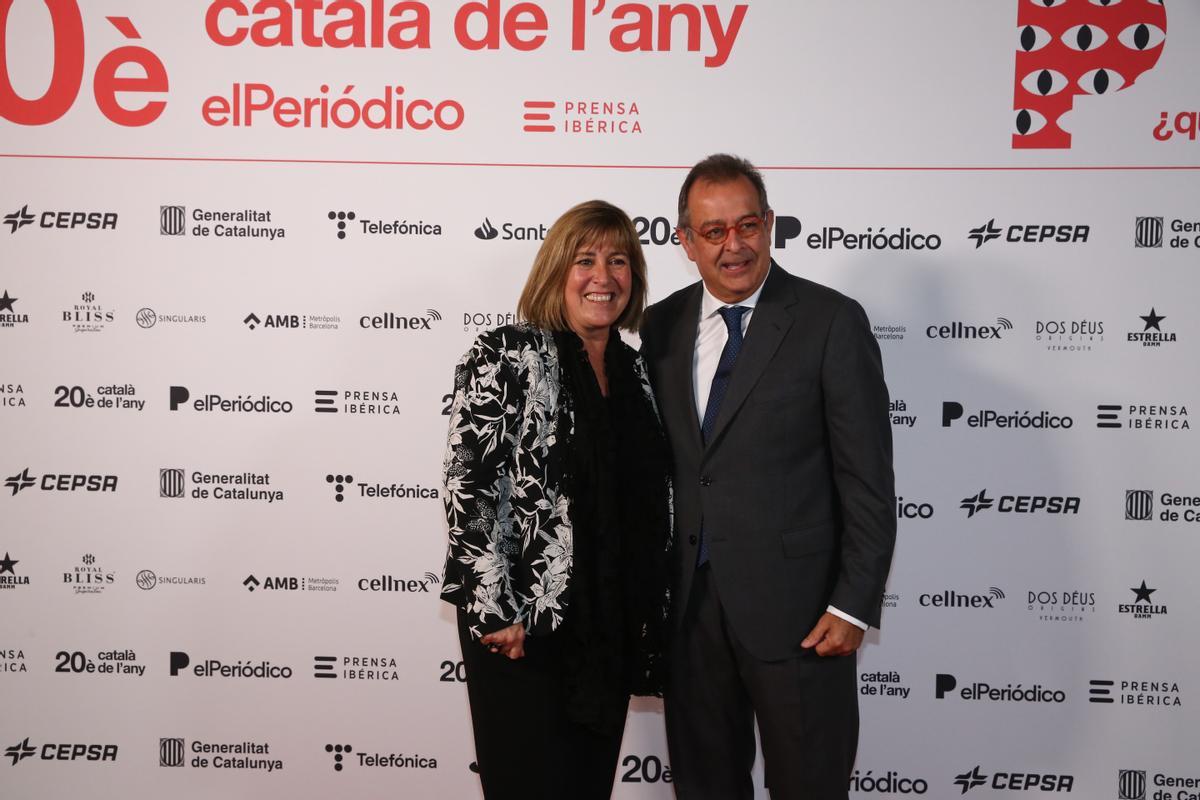 Català de l’Any 2022, en la imagen Nuria Marin alcadesa de l,Hospitalet con Albert Saez director de El Periodico