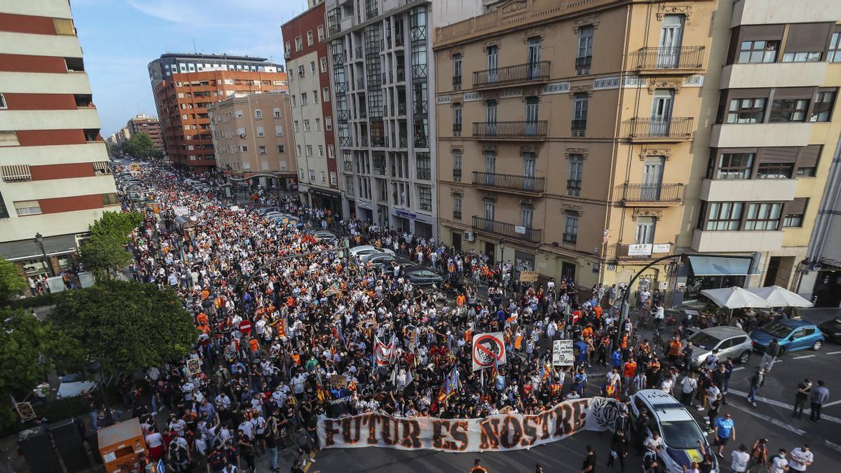 Las imágenes de la marcha de la afición valencianista contra Lim