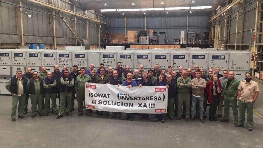 Protesta de trabajadores de Isowat, en el interior de la factoría, en noviembre pasado.