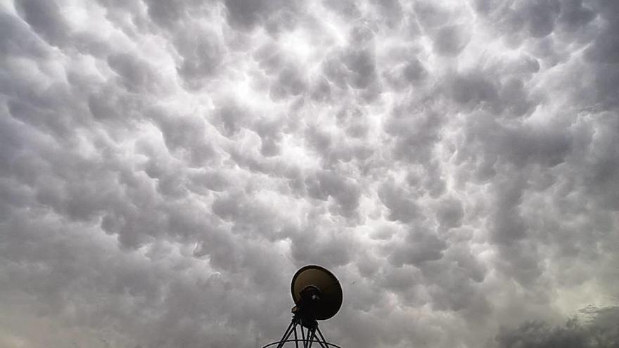 Cielo nublado desde una estación meteorológica.