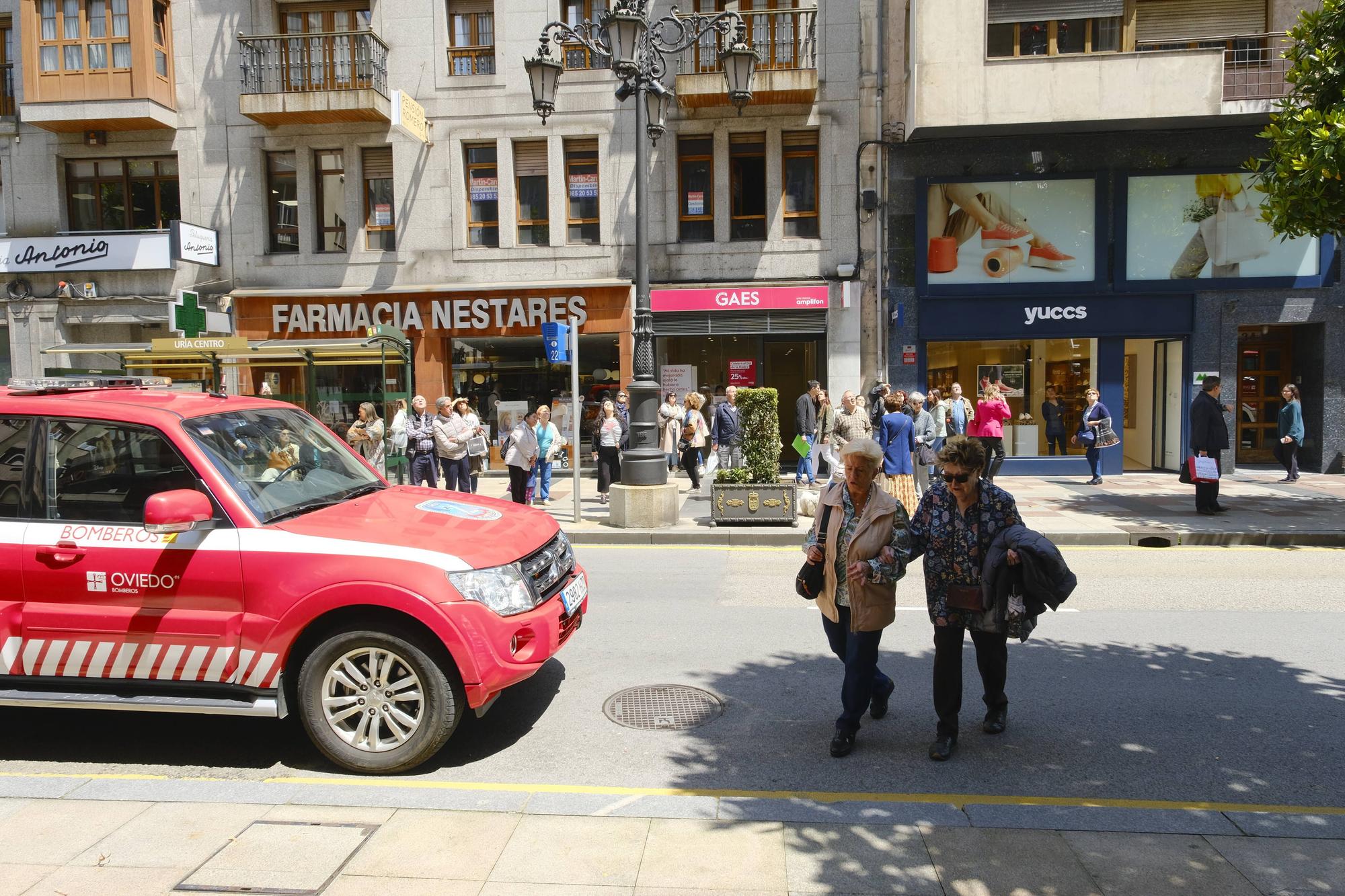 Alarme en la calle Uría de Oviedo por la caída de cascotes en plena vía pública