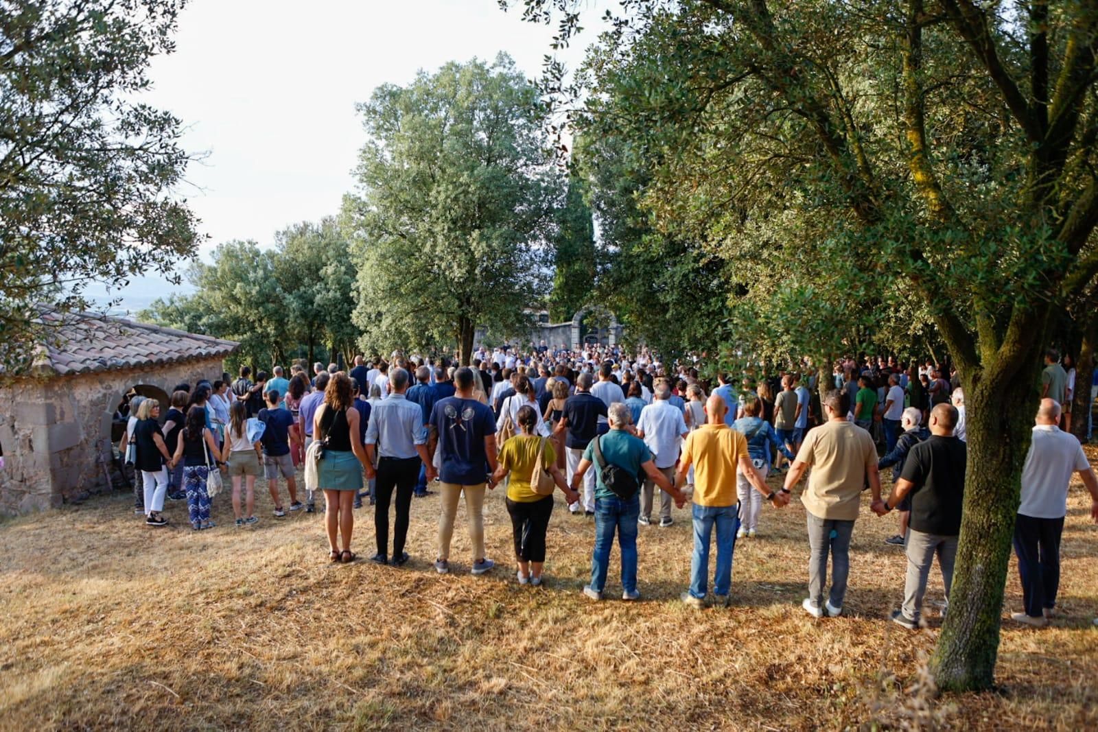 Centenars de persones acomiaden el puig-reigenc Esteve Carbonell, que va perdre la vida al pic Rulhe