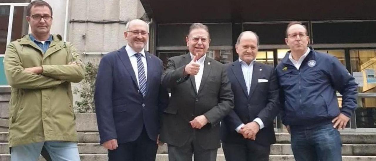 Por la izquierda, José Luis Costillas, Francisco Javier Iglesias, Alfredo Canteli, Juan Carlos Rodríguez-Ovejero y Mario Arias, a la entrada de Minas. | LNE